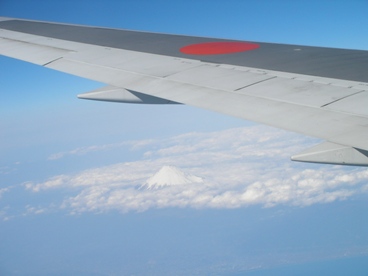 快晴の上空、遠くに富士山