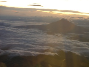 夕闇迫る上空からの富士山ー２