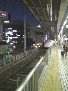 名古屋駅に立つ