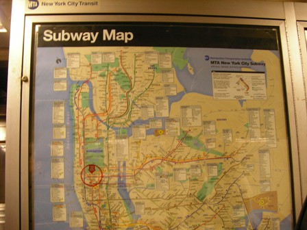 地下鉄ホームの路線マップ