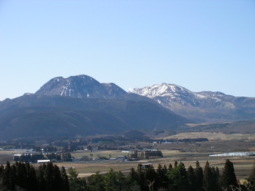 快晴のくじゅ連山を遠くに望む