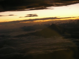 夕闇迫る上空からの富士山